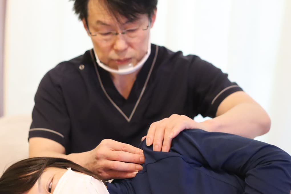 お客様の肩回りを丁寧に施術している様子