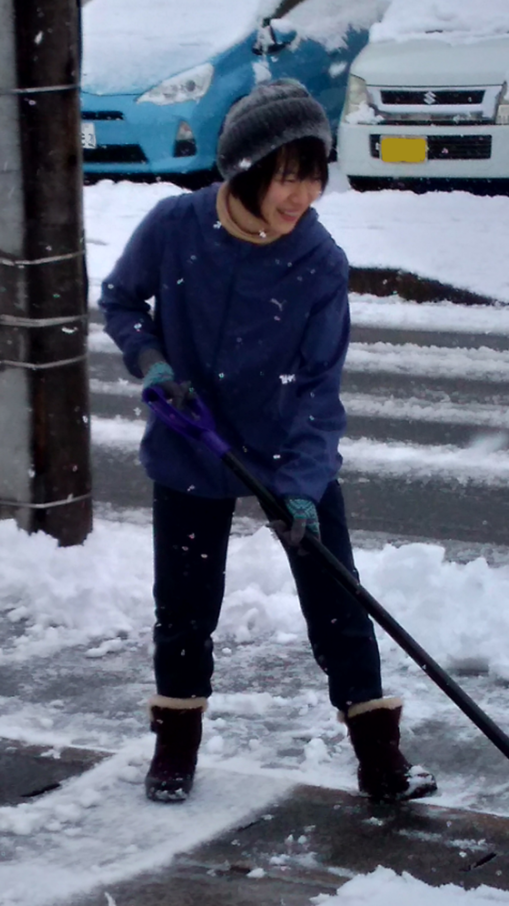 受付や駐車場の除雪など、おおい整体院をサポートする女性スタッフ